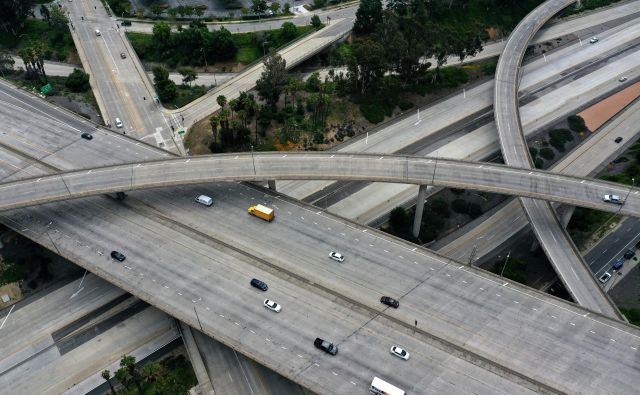 Kako hitro bodo prazne ceste spet polne? Fotografija je z območja Los Angelesa v Kaliforniji.<br />
FOTO: Reuters