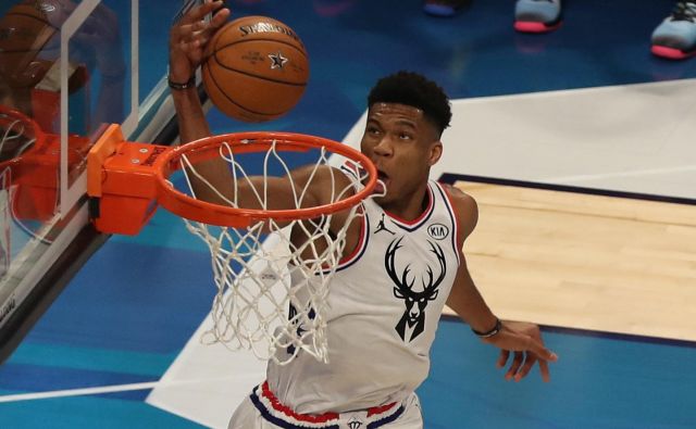 Giannis Antetokounmpo (34) je odličen strelec, skakalec in obrambni igralec. FOTO: Reuters