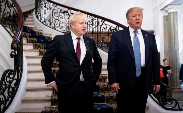 Britanski premier Boris Johnson in ameriški predsednik Donald Trump med lanskim zasedanjem voditeljev skupine držav G7 v Biarritzu. Foto: Afp