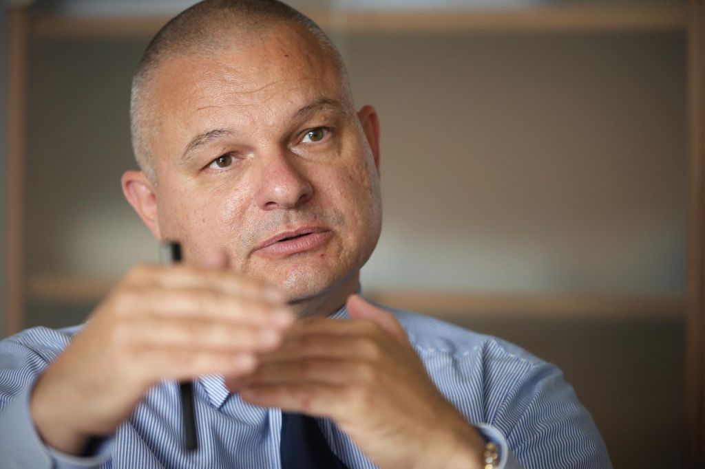Pritiski na direktorja NPU?