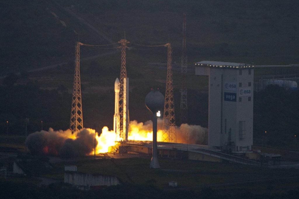 FOTO:Slovenska satelita v orbito junija in nova kitajska raketa