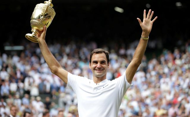 Roger Federer ne osvaja le pokalov, temveč tudi ljudska srca. FOTO: Reuters