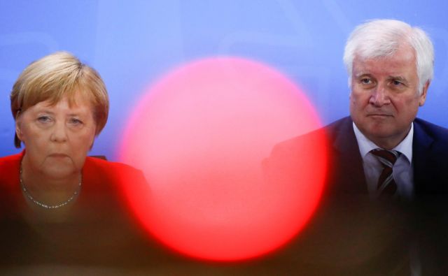 Nemška kanclerka Angela Merkel in minister za notranje zadeve Horst Seehofer sta bila vseskozi zagovornika zagona nemškega nogometnega prvenstva. FOTO: Reuters