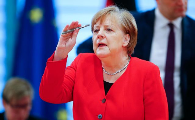 Kanclerka Angela Merkel je namreč naklonjena previdnejšemu sproščanju ukrepov. FOTO: AFP