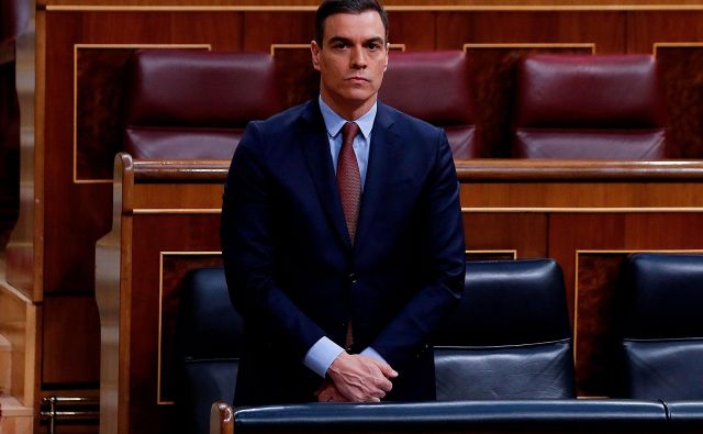 Španski premier se je poklonil žrtvam covida-19.<br />
Foto: AFP