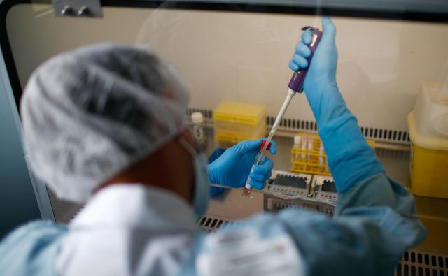 Vsi priznavajo, da je bilo z raziskavo o prekuženosti s koronavirusom opravljeno veliko delo, ki so ga morali raziskovalci opraviti zelo hitro. FOTO: Reuters