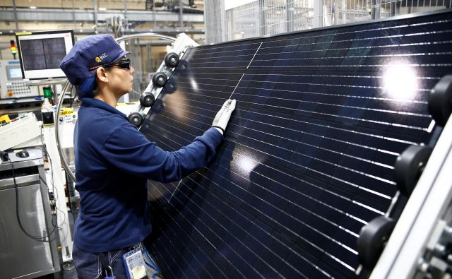 Sončni panel je lahko tudi finančna investicija. FOTO: Reuters