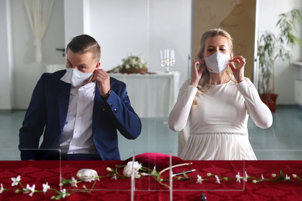 FOTO:Na Bogenšperku prva poroka z maskami