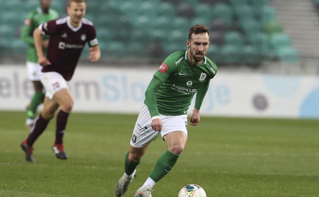 Slovenski nogomet brez ljudi na tribunah bo zdaj stvarnost. FOTO: Jože Suhadolnik