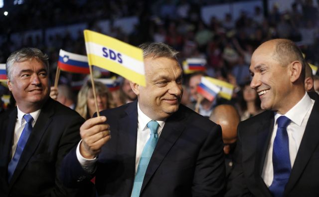 Madžarski premier Viktor Orbán (v sredini) je tesen zaveznik slovenskega premiera Janeza Janše. FOTO: Blaž Samec