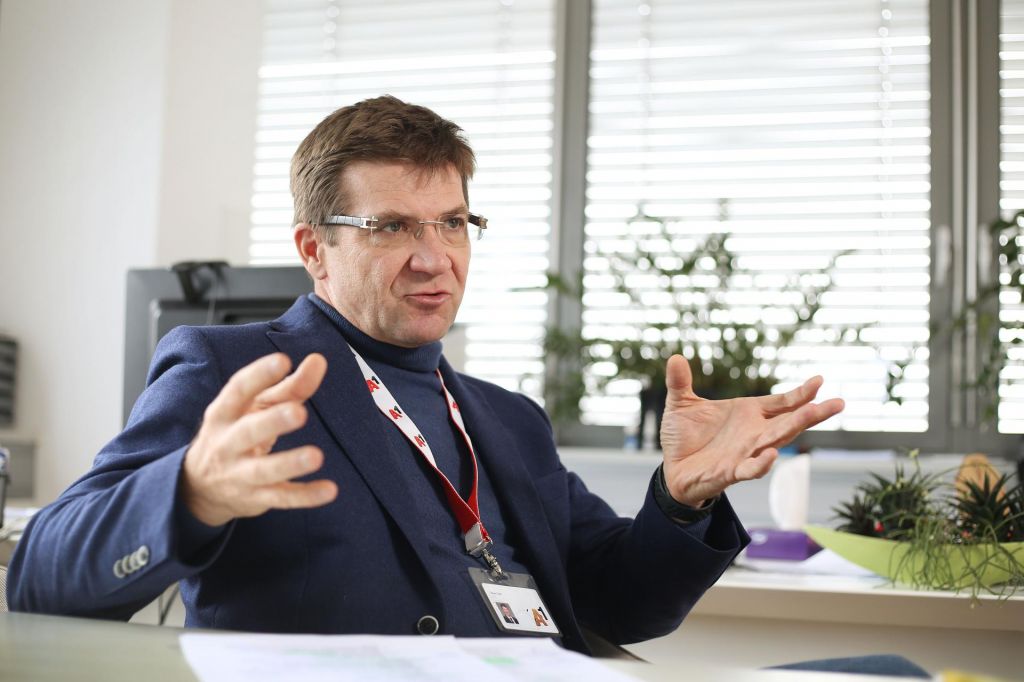 V Sloveniji ljudje med virusom na internetu, v Srbiji pri telefonu