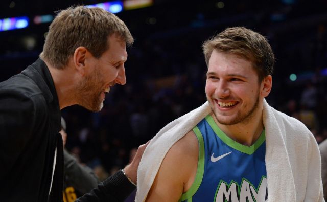 Dirk Nowitzki (levo) je tudi po upokojitvi rad namenil kakšen nasvet Luki Dončiću. FOTO: USA Today Sports