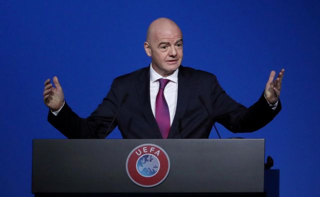 Fifa, ki jo vodi Gianni Infantino, bo začasno dovolila dve dodatni menjavi, v primeru podaljškov pa bi imela ekipa možnost še šeste menjave. FOTO: Reuters