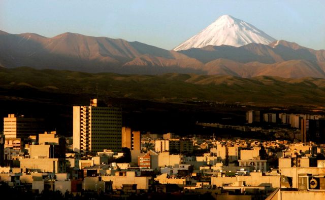 Damavand, mesto in ognjenik vzhodno od iranske prestolnice Teheran, je sinoči stresel potres, ki bi utegnil napovedovati tudi izbruh ognjenika. FOTO: Morteza Nikoubazl/Reuters