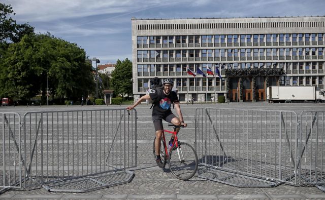 Pred današnjimi protesti so okoli parlamenta postavili ograje. FOTO: Blaž Samec/Delo