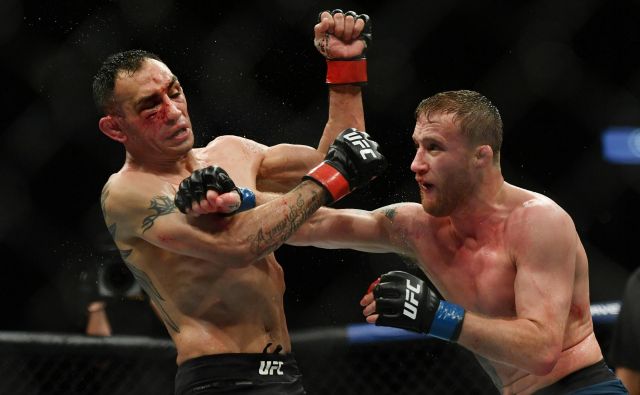 Justin Gaethje (desno) je z natančno merjenimi ročnimi udarci povsem razorožil Tonyja Fergusona. FOTO: Usa Today Sports