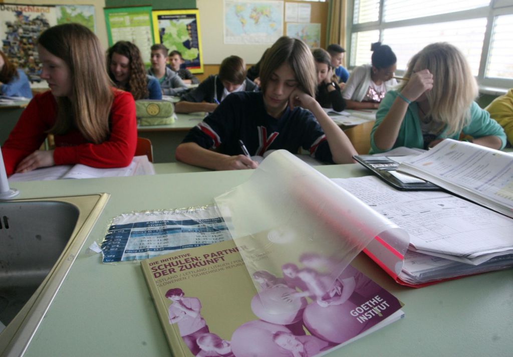 FOTO:V razredih osnovnih in srednjih šol do 15 učencev