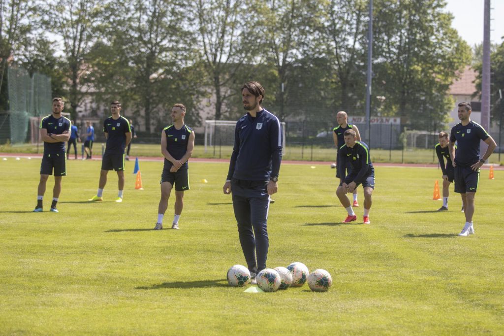 Začela Olimpija in Maribor: Hadžić z mešanimi občutki, Jakirović opazoval