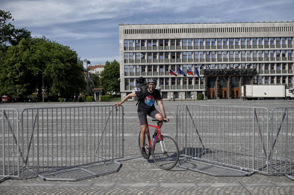 Policija pred protesti omejuje gibanje v okolici parlamenta