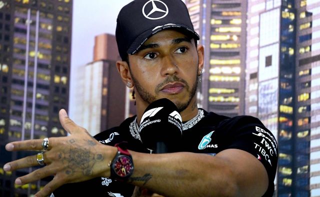 Lewis Hamilton že komaj čaka, da se spet usede v srebrno puščico. FOTO: AFP