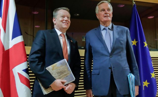 Glavni britanski pogajalec David Frost in njegov francoski kolega Michel Barnier si tokrat ne bosta mogla seči v roke, saj tretji krog pogajanj poteka prek videopovezave. Foto AFP