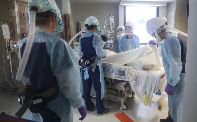 Zdravniki na oddelku intenzivne nege v bolnišnici v ameriškem San Diegu skrbijo za bolnike z zapletenim potekom bolezni covid-19. FOTO: Mario Tama/AFP