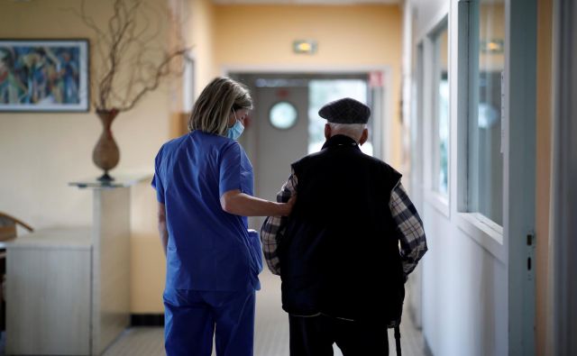 Z virusom se je treba naučiti živeti, zato smejo Francozi po novem k svojcem, ki so na jesen življenja po domovih za starejše. FOTO: Reuters<br />
<br />
 