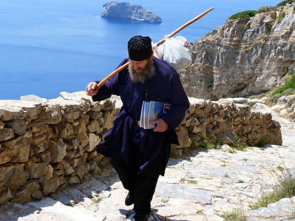 FOTO:Samostan, kakor ogromen bel golobnjak, prilepljen na steno