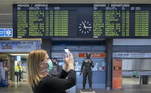 Za potnike na ljubljanskem letališču bodo veljali preventivni ukrepi. Foto Voranc Vogel
