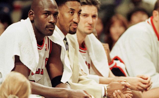 Toni Kukoč (desno), Scottie Pippen in Michael Jordan (levo) v zlatih dneh Chicaga. FOTO Reuters