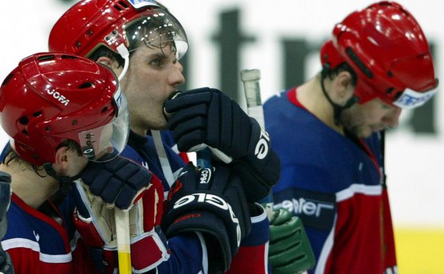 Hokejisti ruske reprezentance so največje razočaranje doživeli prav na domačem ledu, leta 2000 na svetovnem prvenstvu v St. Peterburgu. FOTO: Reuters