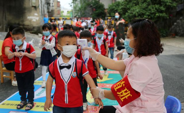 Koronavirus je družbo tudi generacijsko razdelil. Na Daljnem vzhodu mladi (na fotografiji prizor iz vrtca v kitajski provinci Hunan), spoštujejo starejše, saj vedo, da gredo po njihovi poti. FOTO: Reuters