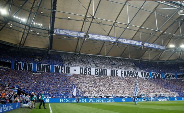 Konec tedna bosta odprla ligo Dortmund in Schalke, toda podobni prizori s porurskega derbija bodo začasno le lep spomin. FOTO: Reuters