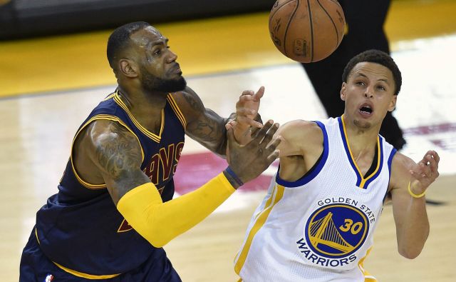 Kdaj se bosta spet soočila LeBron James in Stephen Curry? FOTO: Reuters