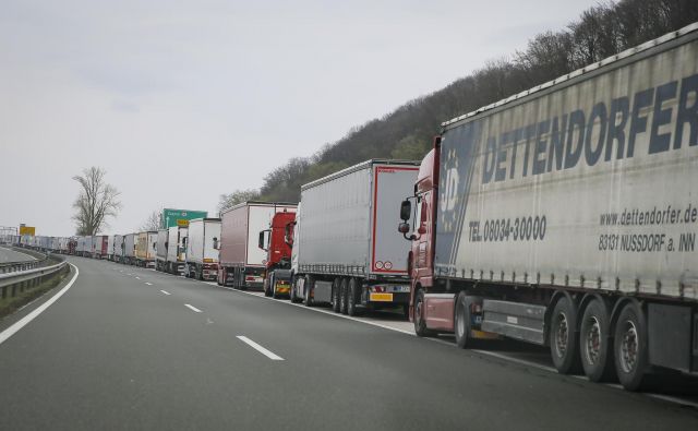 Po začetnih zastojih na mejnih prehodih se je tovorni promet na slovenskih avtocestah zmanjšal za okrog dve petini. FOTO: Jože Suhadolnik/Delo