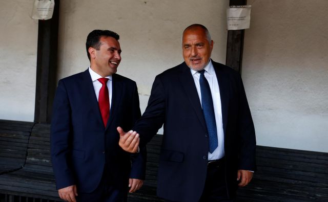 Čeprav sta bolgarski premier Bojko Borisov in nekdanji makedonski premier Zoran Zaev podpisala sporazum o prijateljstvu, se je Bolgarija pokazala za zahtevno sosedo. Foto Reuters