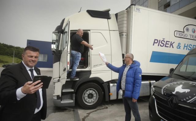 Peter Pišek, predsednik sekcije za promet na OZS in lastnik prevozniškega podjetja (levo), vlado roti, naj ne pozabi na prevoznike. V nasprotju s podjetniki iz drugih panog ima Pišek v rokah močno pogajalsko orodje – grožnje, da bodo s kolegi zaprli ceste, če ne dobijo pomoči. V preteklosti so prevozniki na takšen način marsikdaj dosegli, kar so želeli. FOTO: Jure Eržen/Delo