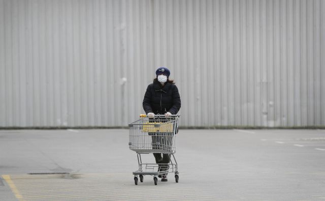 Ob vladnih ukrepih so se posamezniki na Zagovornika obračali predvsem zaradi časovnega omejevanja nakupa živil. Zagovornik je na vlado takoj naslovil argumentirano priporočilo, da je čas od 8. do 10. ure za tako veliko skupino ljudi prekratek. FOTO: Leon Vidic/delo