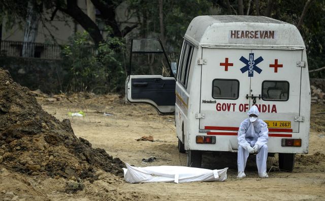 Žrtve je virus zahteval širom sveta, na fotografiji pokop v Indiji. FOTO: Sajjad Hussain/Afp