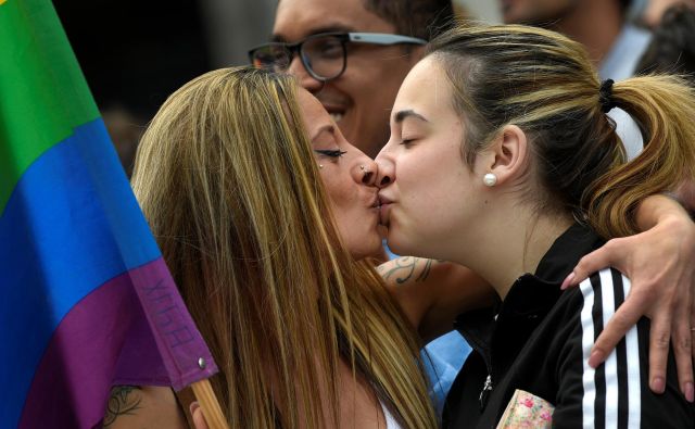 Kar šest od desetih evropskih lezbijk, gejev, biseksualcev, transseksualcev in interseksualcev se s partnerjem oziroma partnerko ne upa držati za roke v javnosti. Foto: Reuters