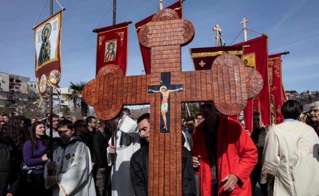 Množični protesti so sledili zakonu, ki naj bi SPC odvzel lastništvo nad verskimi objekti. Foto: Reuters