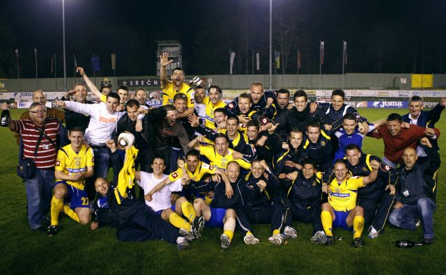 Šampioni, je pred desetimi leti odmevalo Ob jezeru, ko se je Koper pridružil Olimpiji, Mariboru, Gorici in Domžalam na seznamu prvakov v samostojni Sloveniji. FOTO: Blaž� Samec/Delo