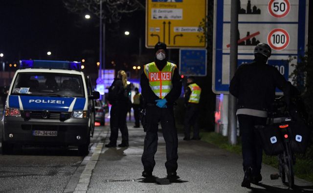 Nemški policisti nadzirajo nemško-francosko mejo med mestoma Strasbourg in Kehl. Foto: Patrick Hertzog/Afp