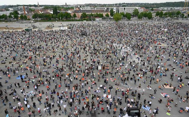 Prejšnjo soboto se je na Cannstatter Wasen v Stuttgartu na protestih še lahko zbralo do 10.000 udeležencev, jutri jih bo lahko največ 5000. FOTO: Markus Riedle/AFP