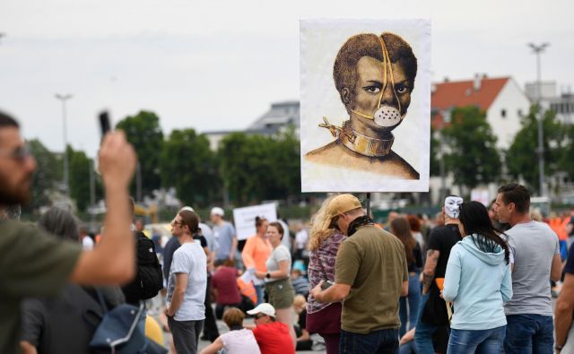 Množica v Stuttgartu protestira proti omejitvam zaradi krize. Foto: AFP