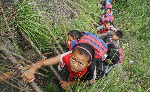 Generacijam prebivalcev vasi Atulie&#39;er na Kitajskem so bile edina povezava s svetom bambusove lestve na višino 800 metrov. FOTO: CGTN