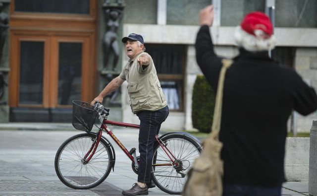 Dobrih 34 odstotkov anketiranih je neopredeljenih oziroma ne bi volilo. Medianina anketa pa tudi kaže, da skoraj desetina od teh neopredeljenih favorozira SDS. FOTO: Jože Suhadolnik