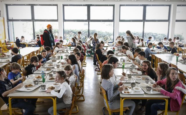 Čas kosila zagotovo ne bo videti tako. Vsak otrok bo sedel sam, dovolj oddaljen od sošolcev. FOTO: Uroš Hočevar