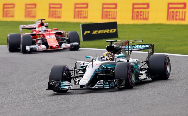 Velika tekmeca <strong>Lewis Hamilton</strong> in <strong>Sebastian Vettel</strong> sta se takole borila pred tremi leti na dirki za VN Belgije. FOTO: Reuters