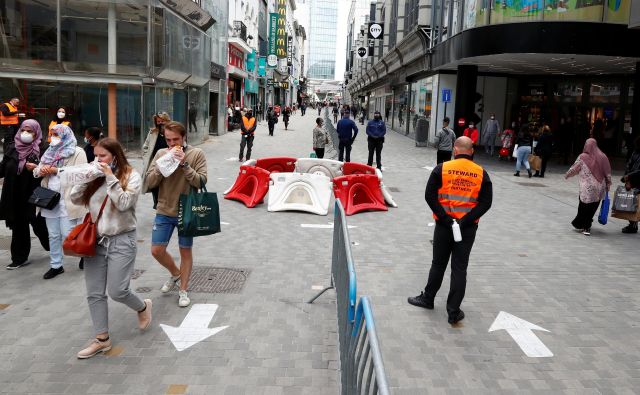 Na glavni nakupovalni ulici Rue Neuve so na križišča s prečnimi ulicami so postavili »otočke« za delovanje bruseljskega patenta – krožišča za pešce. FOTO: Reuters